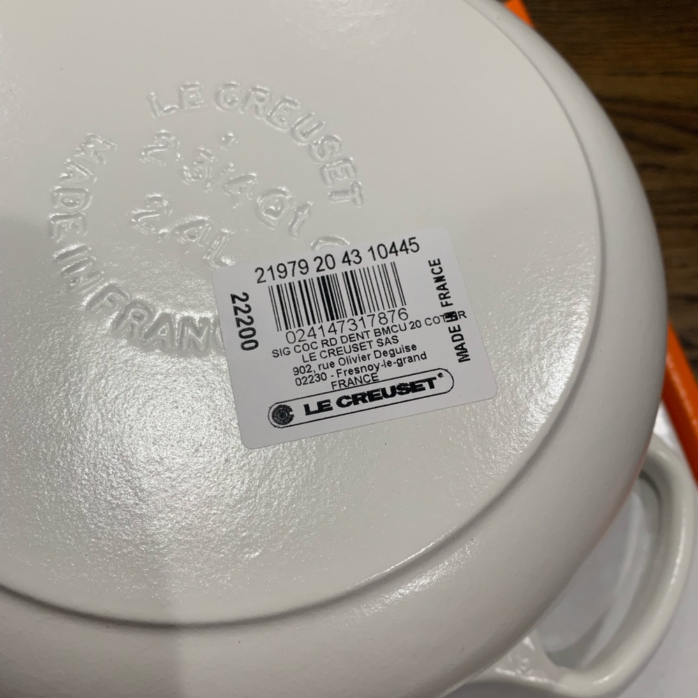 New Le Creuset Lace Relief Cotton Round French Oven 20cm - Picture 7 of 8